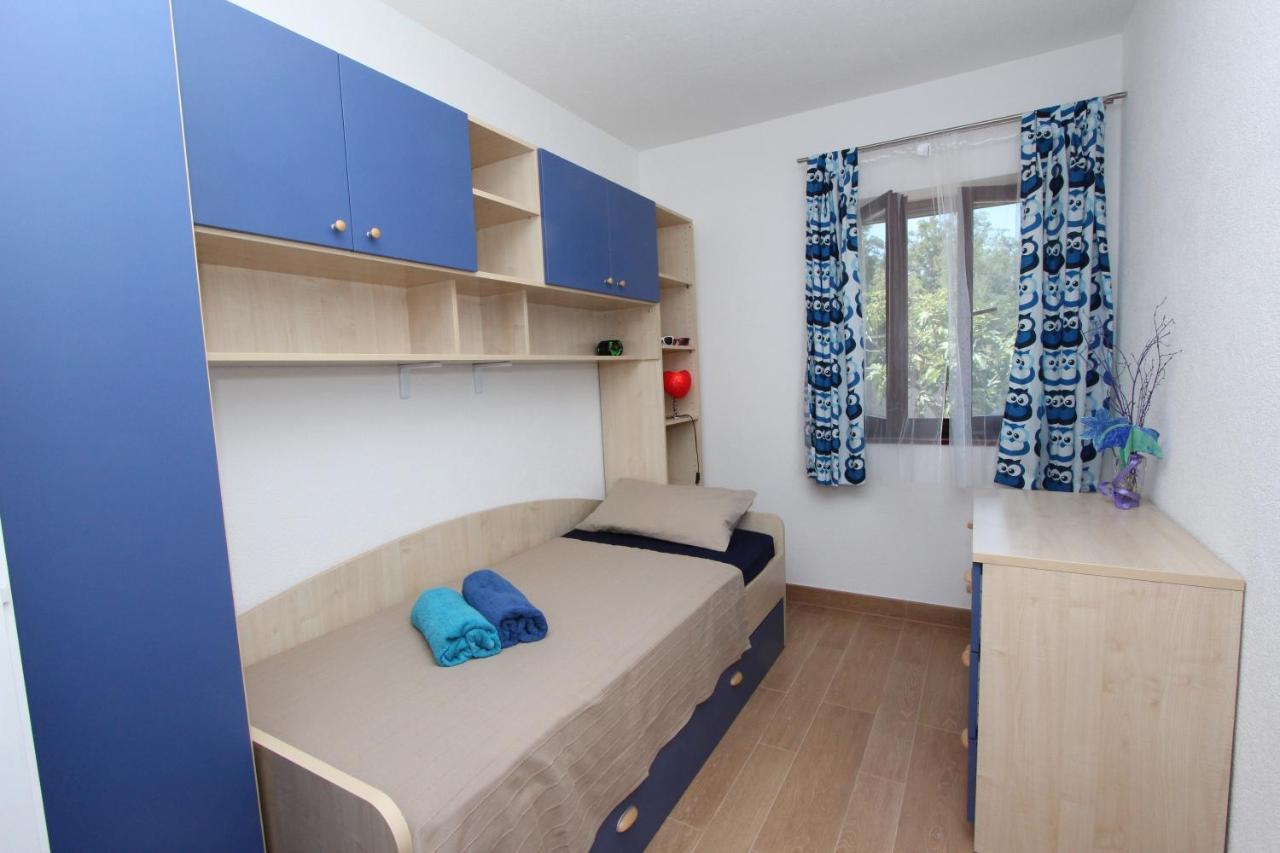 Holiday House Alex Ровин Екстериор снимка