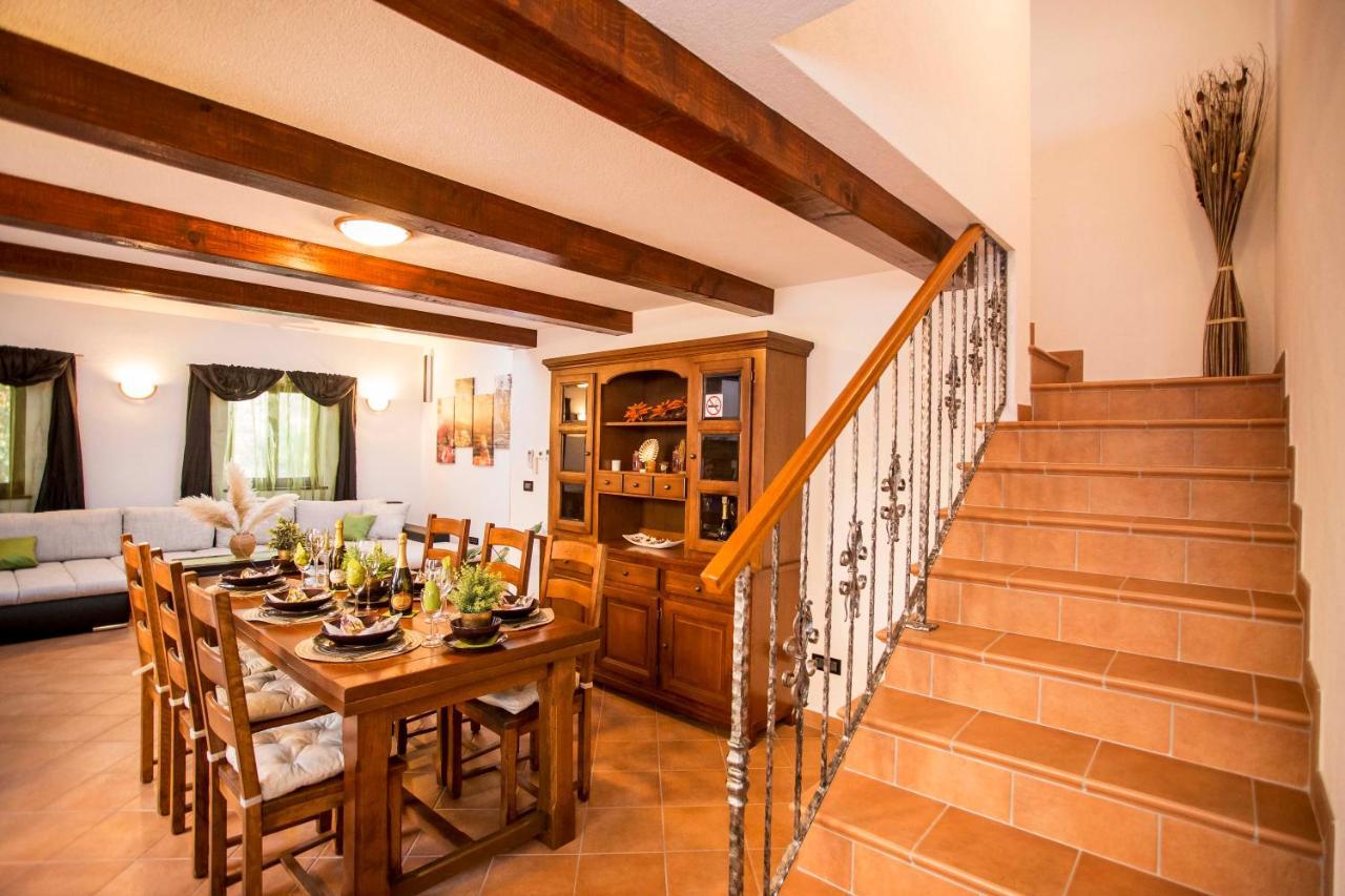 Holiday House Alex Ровин Екстериор снимка