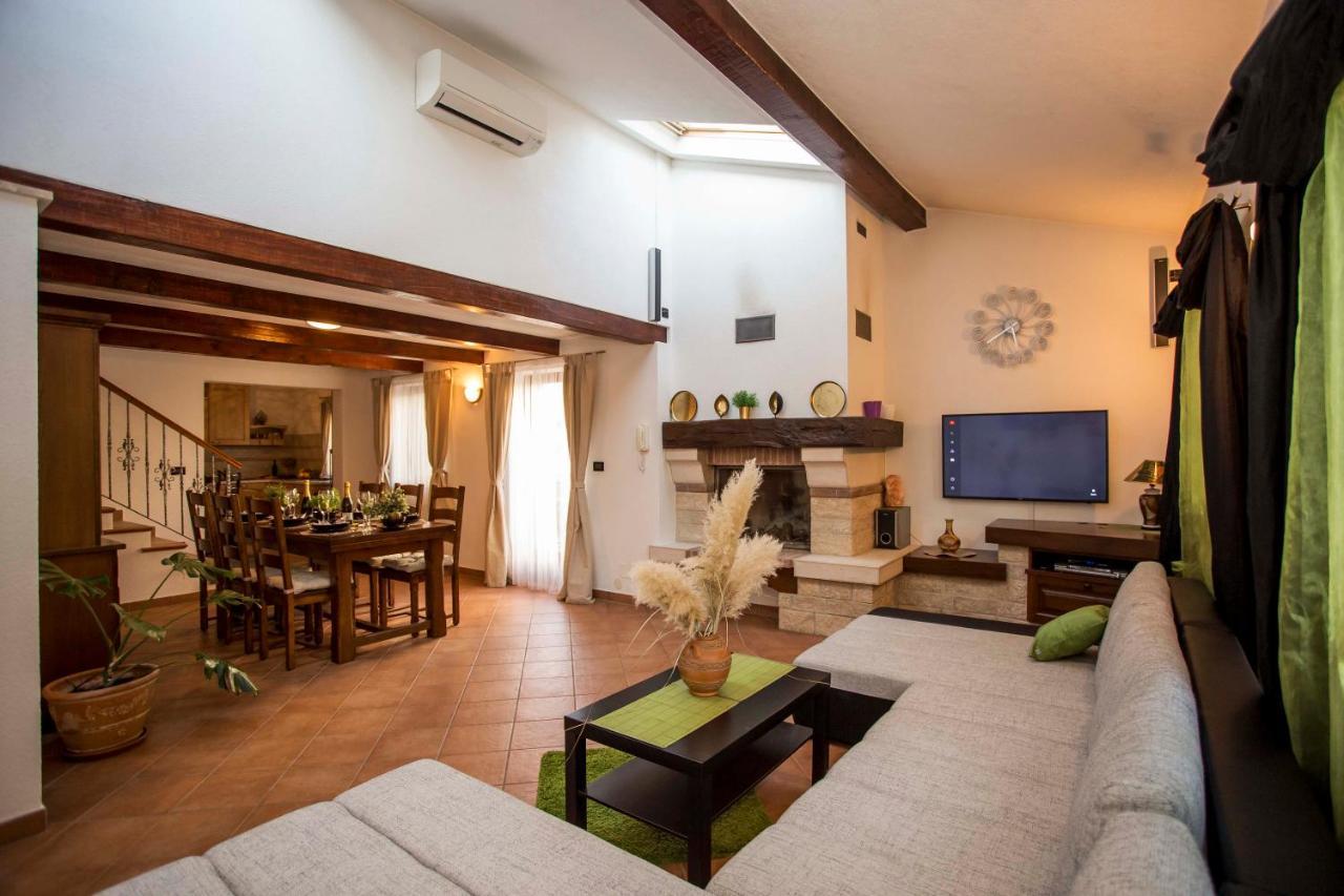 Holiday House Alex Ровин Екстериор снимка