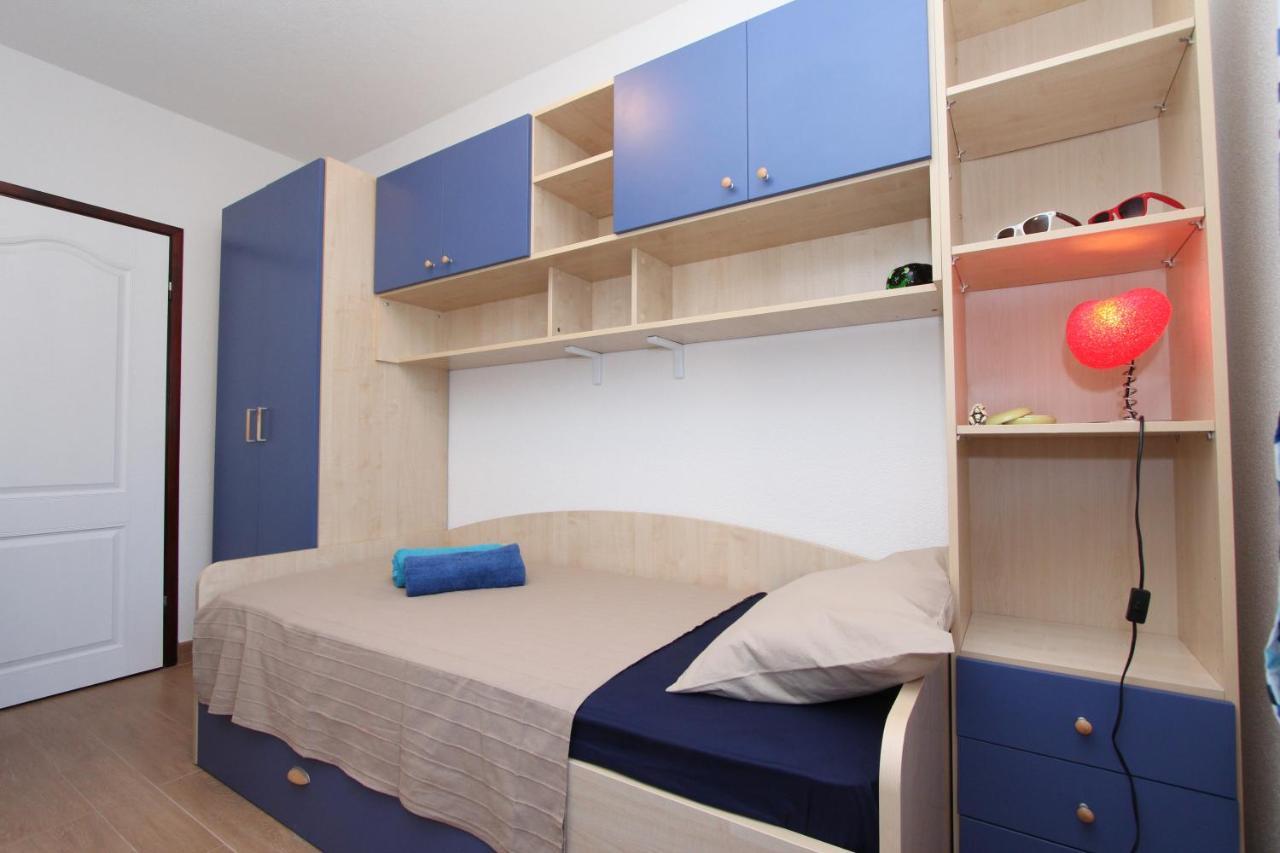 Holiday House Alex Ровин Екстериор снимка