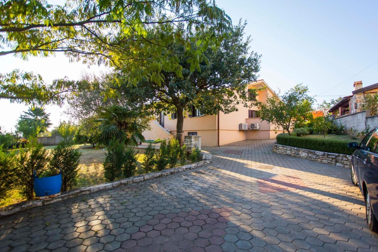 Holiday House Alex Ровин Екстериор снимка