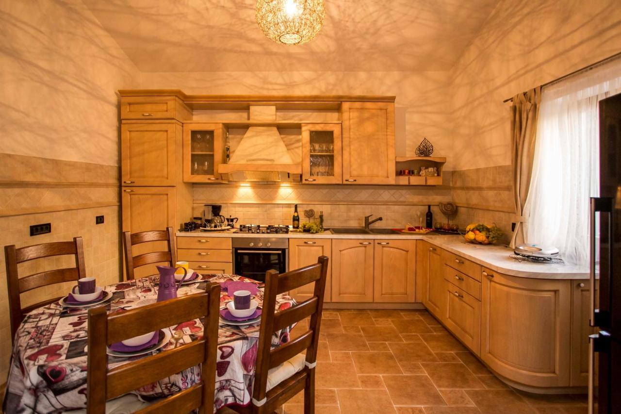 Holiday House Alex Ровин Екстериор снимка