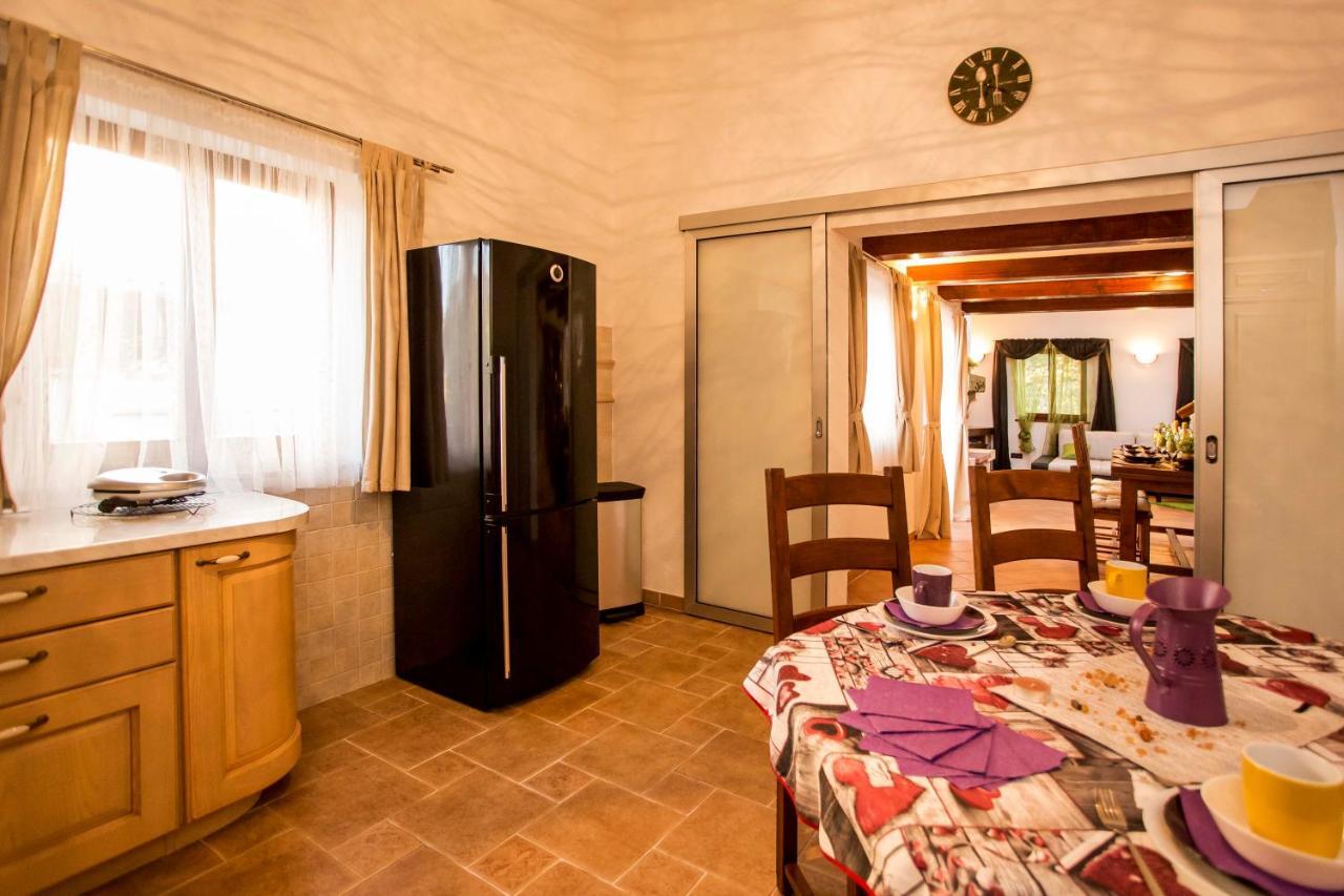 Holiday House Alex Ровин Екстериор снимка