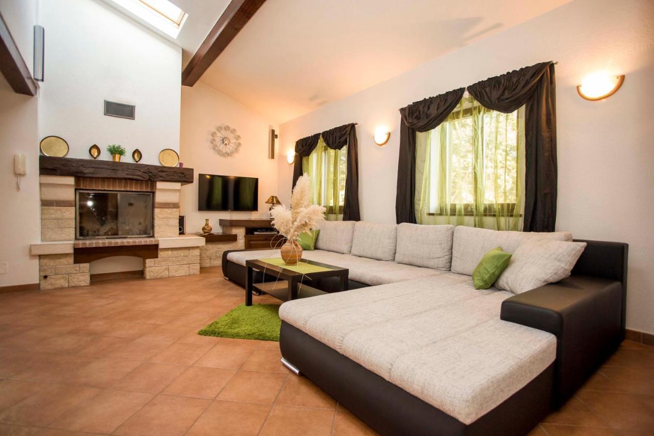 Holiday House Alex Ровин Екстериор снимка