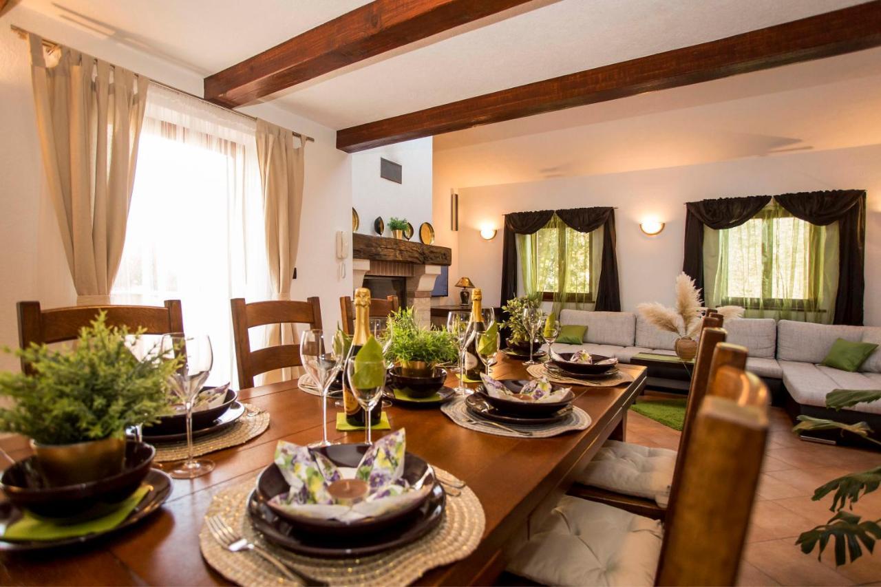 Holiday House Alex Ровин Екстериор снимка