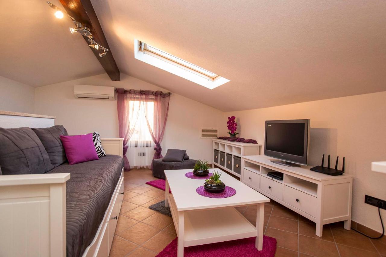 Holiday House Alex Ровин Екстериор снимка