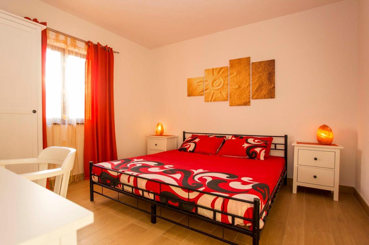 Holiday House Alex Ровин Екстериор снимка